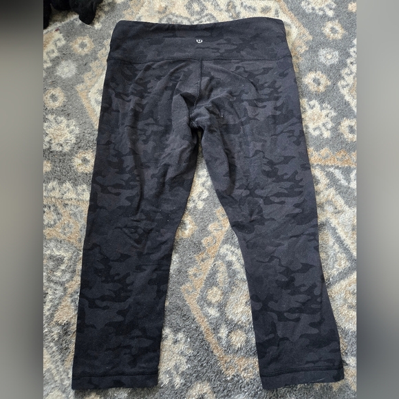 Lululemon Cropped Capris Black Camo Camoflague PILLING size 10 Workout Athletic - Picture 1 of 1